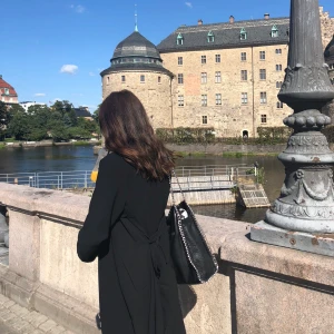 Trenchcoat svart - Så fin tunn trenchcoat, perfekt till våren och sommaren💕💕 har fickor och ett band man kan knyta bak eller runtom.