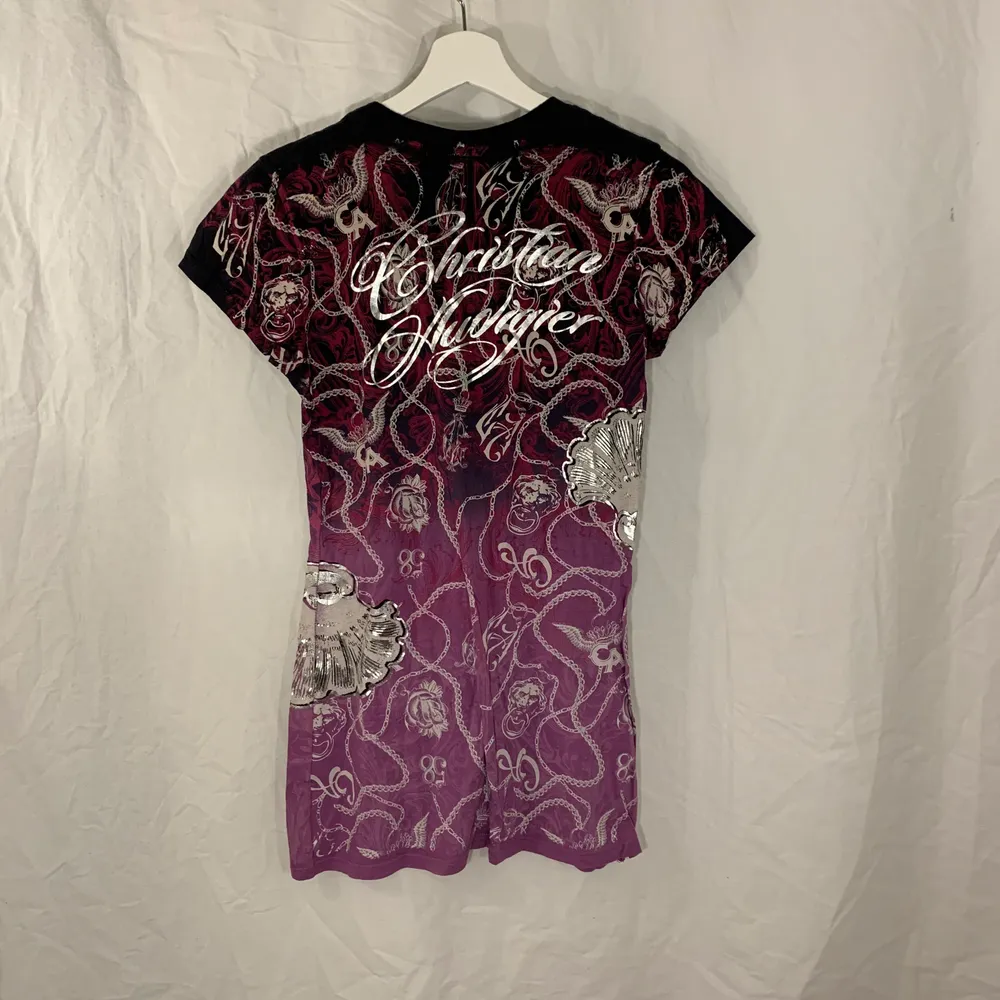 Svart tunika (lång t-shirt) från Christian Audigier. Fint skick. . T-shirts.