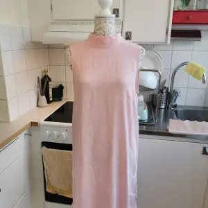 Sockersöt klänning i ljusrosa från HM i storlek 36-38. Väldigt sparsamt använd och perfekt till sommaren ☀️ 100kr eller kom med bud 🌸
