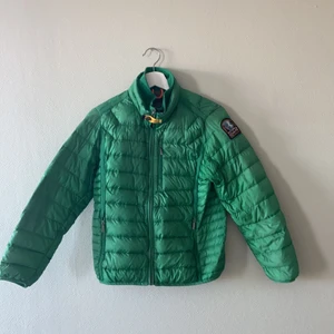 Parajuper  - En grön parajumper. Jätte fin men har ett par sommar vid fickorna som är sönder. Passar barn från 11-13 beroende på hur lång man är. Budgivning. Köpa direkt 500kr 