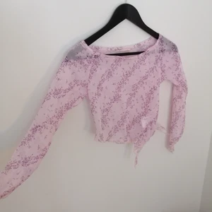 Rosa mesh topp - Rosa mesh-crop-top. Har en liten slits insidan som kan knytas eller inte. Står ingen storlek men skulle säga xs/s (jag är small och den passar men är väldigt tight). Kan fraktas eller finns i Hökarängen. 