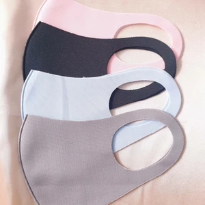 TVÄTTBAR FACE MASKS  - Oanvänt Tvättbar ansikts mask  finns i svart, rosa, blå, grå. Finns i två storlekar L som är vanlig storlek för alla, S som är rätt storlek för små barn. Skicka alltid bild på paketet innan jag posta. ❌L slutsåld i alla färger ❌