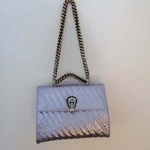 Kurt Geiger handväska - Fick denna Kurt Geiger väska av en vän som fått den när hon modellat. Vet tyvärr ej nypris och har inte förpackningen kvar, men den är oanvänd och i nyskick. Säljer pga kommer ej till användning. Kan fraktas eller finns att hämta i Hökarängen. 