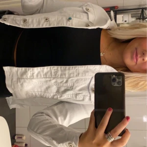 Vit jeansjacka  - Säljer min skitsnygga jeansjacka som är i lite kortare modell. Den är knappt använd så den är i topp/nyskick. Säljer den pga att den blivit lite för liten tyvärr.