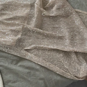 Storlek S - Den är inte använd alls, prislappen är på och är väldigt fin och ny skick! Klänning med paljetter 