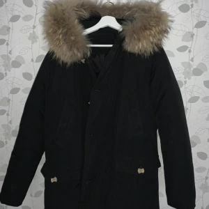 Hej, säljer min vinterjacka (: - Hej! En jättefin vinterjacka säljer den. Har haft den 1 månad men känner mig att den är mindre än mig såå...  Befinner mig i stad Göteborg Att kunna kontakta mig når du mig genom min telefonnummer: 0768719406 eller så kan ni skriva till mig från själva appen:) Färgen svart.(: