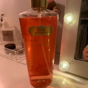 ”Puré daydream” luktar jättegott och är från Victoria Secret! Har knappt användt! 🥰 säljs inte längre! 