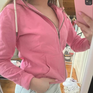 zipup hoodie - Rosa hoodie 💗💗 med dragkedja och luva. Storlek 40 men sitter snyggt oversized på mig som vanligtvis har S/M