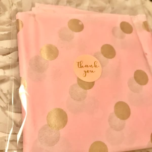 Silkespapper  - Detta silkespapper är bra om du vill packa något eller bara göra nått finare, det är rosa med guldiga prickar och är rätt så stort. 