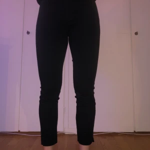 Slacks - Svarta slacks från hm i gott skick! Säljer för jag har vuxit ur dom!