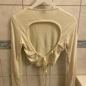 Croptop från nakd - Otrolig croptop med öppen rygg från nakd, tyvärr aldrig kommit till användning. Frakt ingår ej💚