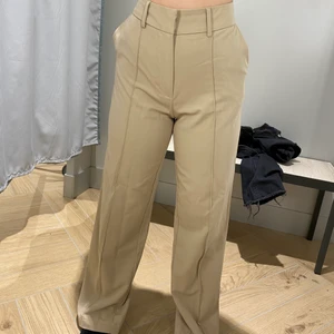 Straight kostymbyxor  - Ett år beige kostymbyxor med slits i bak. Storlek S/38. Skriv för frågor. Köparen står för frakten. 