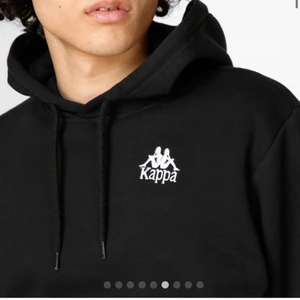 Kappa hoodie - Svart kappa hoodie från junkyard. Aldrig använd!! Den är i storlek XL men den är väldigt liten så sitter bättre på M eller S.