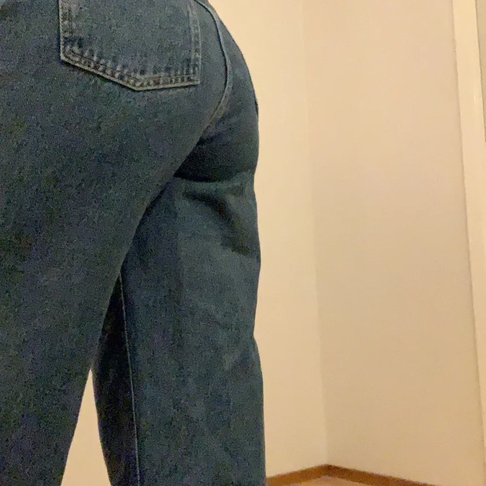 Högmidjade raka jeans från NAKD. Använda en gång då de är lite stora i midjan samt långa för mig, jag är 1,61 lång. . Jeans & Byxor.
