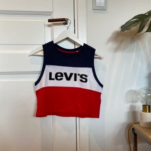 Levis linne - Kort linne från Levis. Endast använt ett fåtal gånger och är i mycket gott skick! Köparen står för frakt