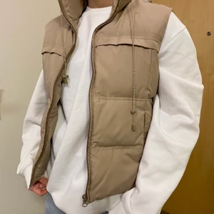 Beige väst - ❗️BUDGIVNING AVSLUTAS 1/3 kl 20:00❗️HÖGSTA BUD 420❗️Tänker sälja min assnygga beiga väst💕 den är i 70% dun och har några små fläckar men inget man tänker på. Buda i kommentarerna(minst 20kr mer) startpris är 180kr💕
