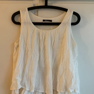 Vit fin blus - Fin blus, i gott skick.