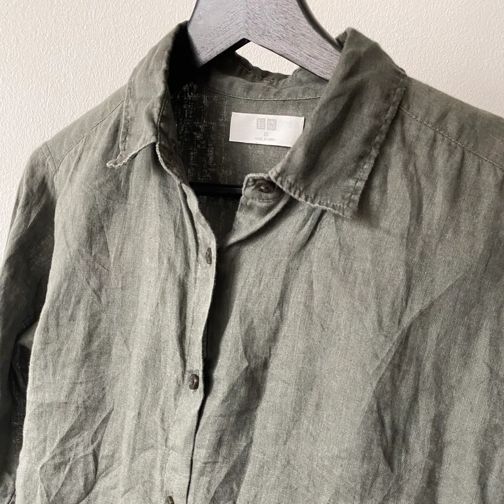 Linneskjorta i en sjukt fin grön färg. Plagget är köpt för två år sedan men är sparsamt använd. Säljer då den blivit lite liten på mig. (köparen står för eventuell frakt). 💚💚. Skjortor.