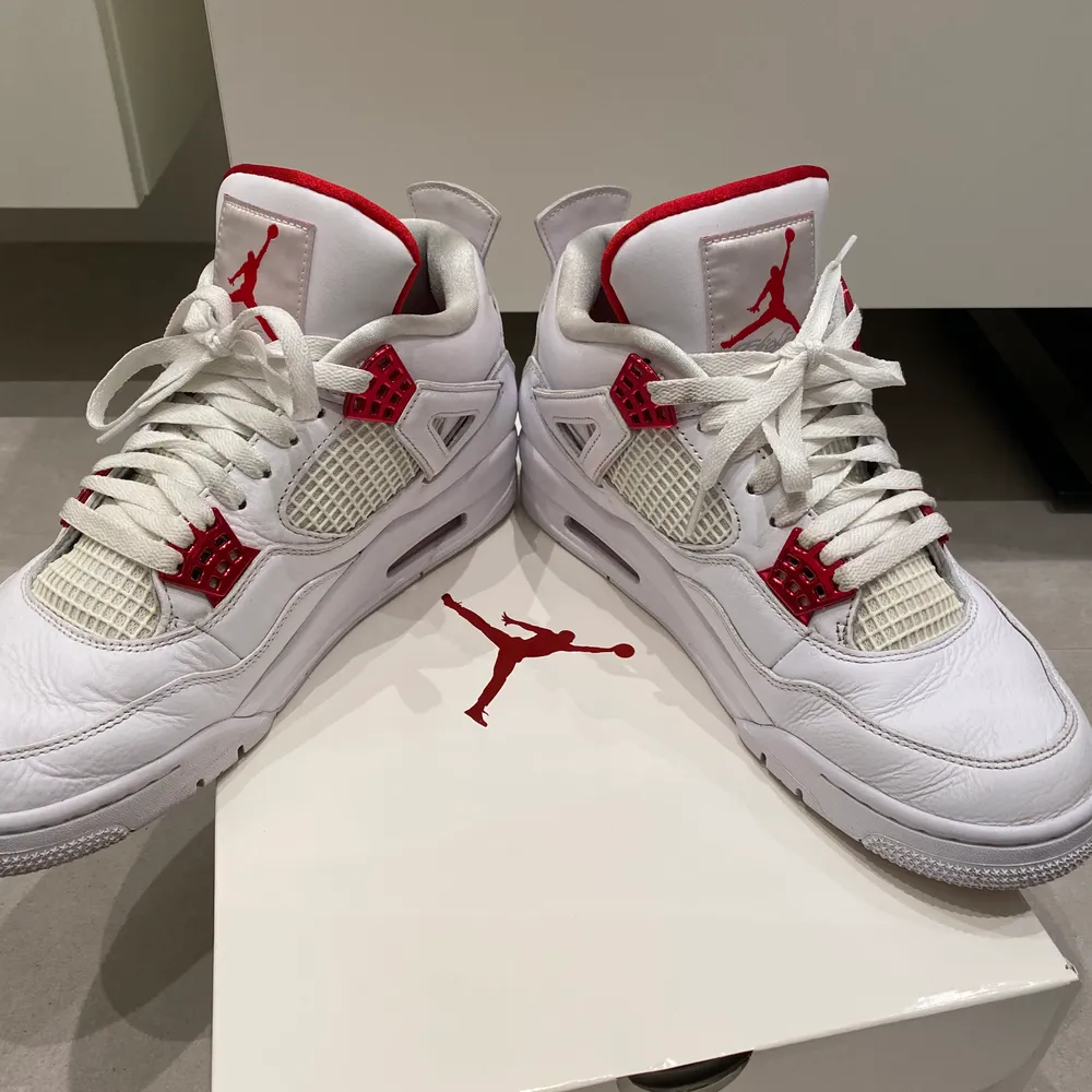 Säljer nu mina Jordan 4 metallic red. Cond 7/10+.  US10,5 men sitter tts 44. OG box.  Nya kostar runt 5000kr på StockX och liknande sidor. Högsta bud: 2350kr inkl frakt. Skor.