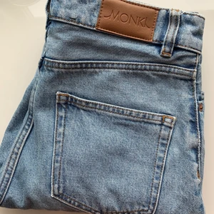 Monki ljusa jeans - Använda 2-3 gånger. Säljer pga för små. Storlek 27. Stela, inte stretch men man får snygg röv :) nypris 600kr