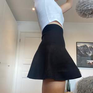 Svart kjol i tjockt, stickat tyg (se bild 3) från bikbok. Hög midja och i fint skick!