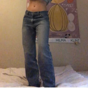 Lee jeans - Säljer likadana baggy lee jeans. Sitter så bra, skriv för fler bilder🥰 jag är 169 och de går ner till golvet på mig. Bra skick. Om flera är intresserade buda i kommentarerna!  Budgivning avslutas Söndag 7/3 - 18.00 !💕