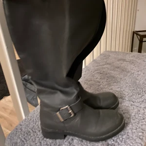 Stövlar, storlek 38 - Säljes ett par stövlar som är använda fåtal gånger. Storlek 38. 200kr eller bud
