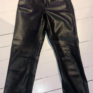 Vida Skinbyxor - Ett par vida skinbyxor från mango. Använt 2 gånger och är som nya. Köparen står för frakten. Pris kan diskuteras.