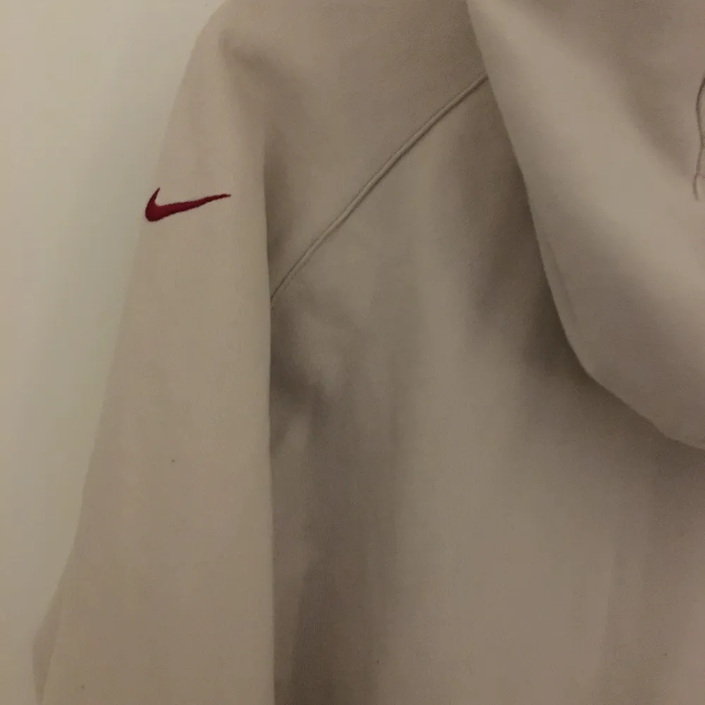 Super snygg Nike zip up hoodie i beige och rött❤️. Hoodies.