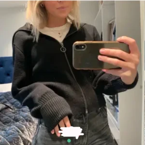 Zara kofta - Lånade bilder. Säljer denna svarta kofta i oanvänt skick! Storlek S 