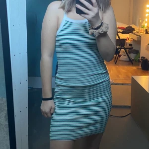 KLÄNNING FRÅN FOREVER21 - Fin klänning från Forever 21 som endast är använd några få gånger, den är i väldigt bra skick alltså!! Kom med bud