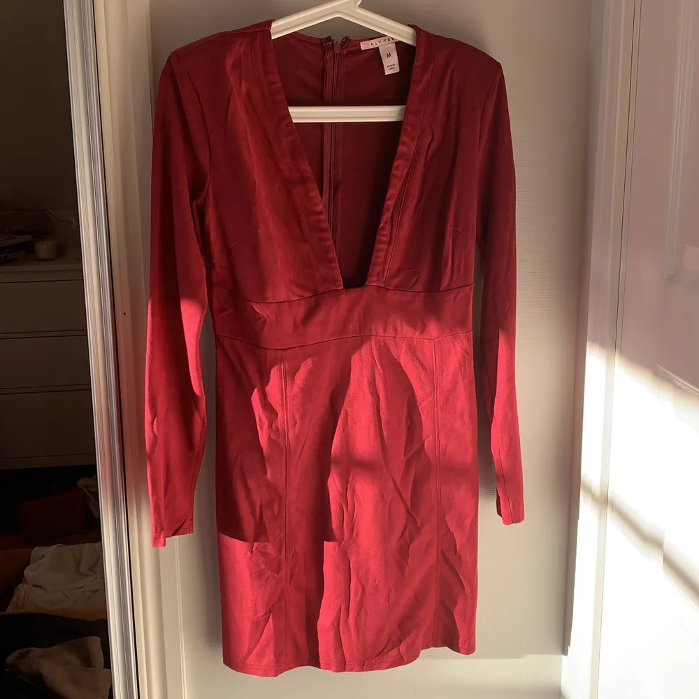 Röd klänning från nly trend. Storlek M. Det är små inlägg i axlarna så att det blir ”puffaxlar”. Dragkedja i ryggen. Klänningar.