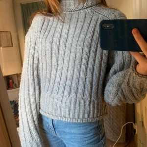 Stickad tröja  - Så fin och SÅ SKÖN stickad tröja från hm! Använd fåtal gånger så den är i väldigt bra skick.💕