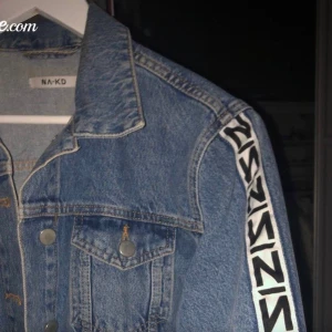 croppad jeansjacka - använd, croppad jeansjacka från NAKD, köptes för 399kr, säljer billigt för vill bli av med allt!