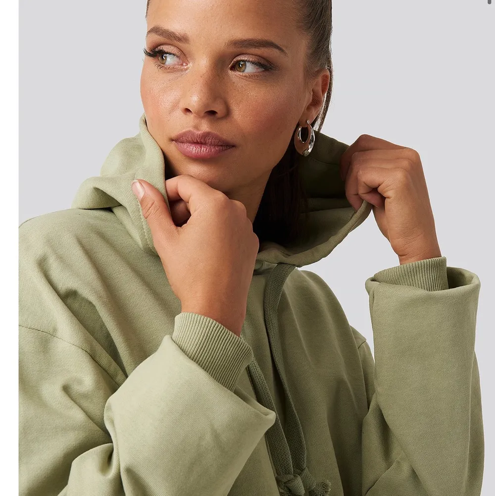 En fin grön hoodie från nakd🦖. Tröjor & Koftor.