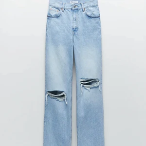 Zara jeans  - Snygga slitna jeans från zara i storlek 34. Använd ca 3 gånger, säljer pga att de ej kommer till användning. 250kr + frakt, pris kan diskuteras😊 
