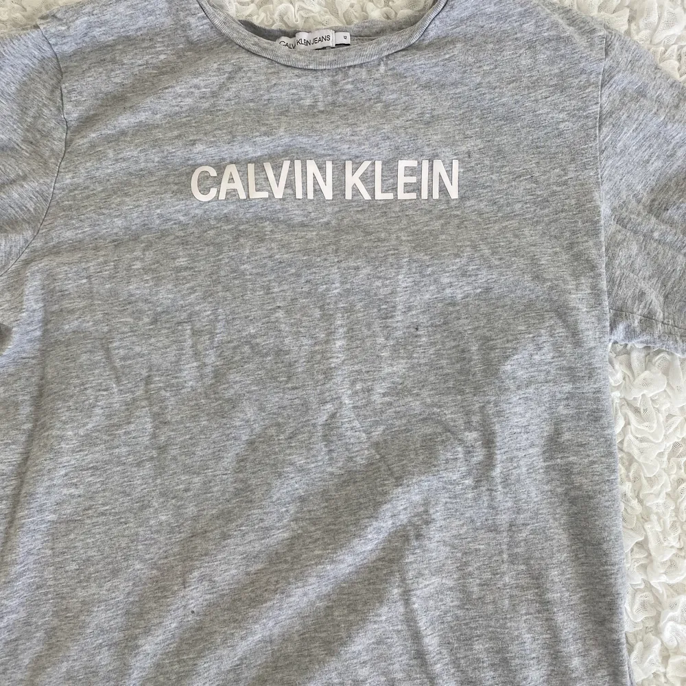 En fin grå t-shirt från Calvin Klein som är köpt från kidsbrandstore. Den är grå, fin,skön och även i bra skick.Ordinarie pris 269 kr men säljs nu för 80 kr. . T-shirts.