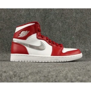 Jordans mids 36,5 - Storlek 36,5, har tyvärr inget kvitto elr kvar kartongen då jag köpte dessa för några år sedan. Därav priset. För mer information kontakta 