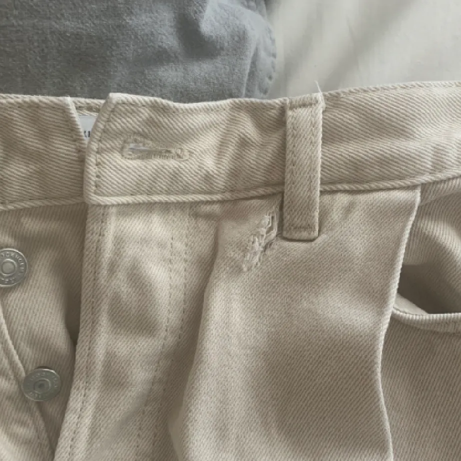Säljer ett par sjukt snygga beiga baggy jeans ifrån &Otherstories⚡️ köpta här på plick men säljs då de är stora på mig (har vanligtvis 25/26) finns ett litet hål precis vid ”bälteshållaren” se bild 3⚡️Bud: 120kr. Jeans & Byxor.