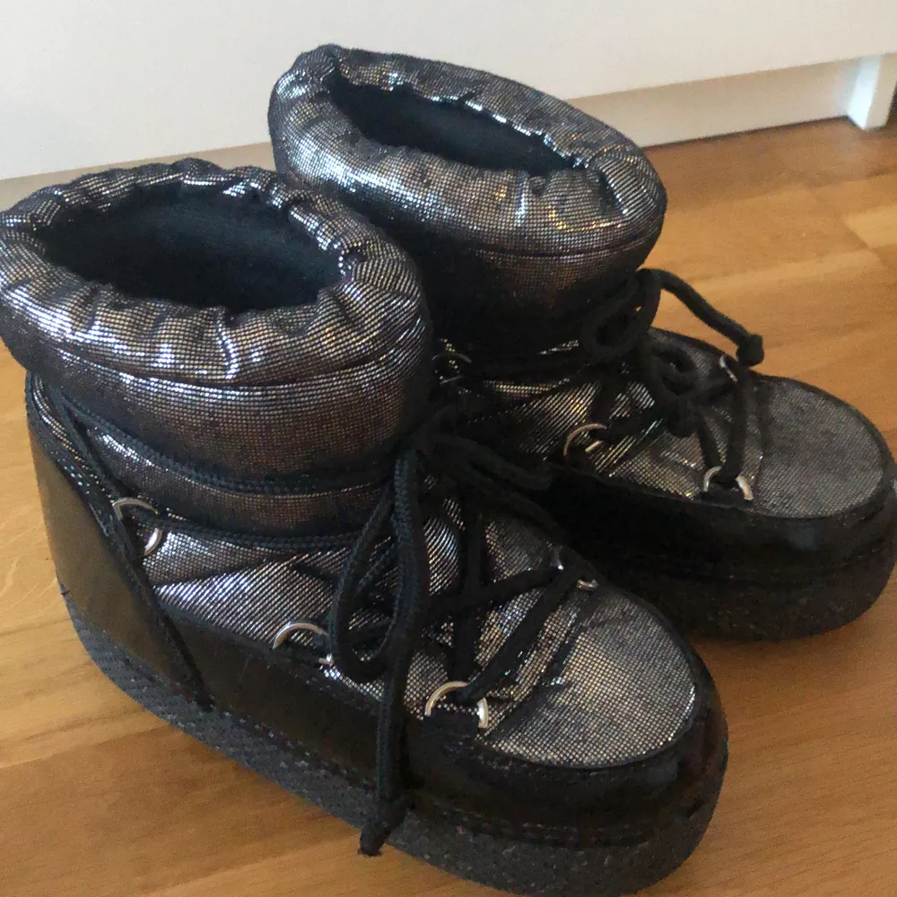 Coola glittriga boots ifrån glamorous i storlek 38/39💖.. Skor.