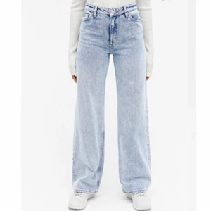 Monki jeans - Säljer mina monki jeans eftersom att jag råkade köpa fel storlek. Bara använda 2 gånger. Tycker att dem är jättefina och skulle gärna ha kvar dem. Det är bara att buda 💖🦋✨🤩 köparen betalar för frakt