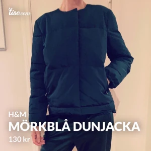 Blå dunjacka från H&M - Strl 40! (M) snygg och stilren! Bra skick 🌼🙏 frakt 66:- 