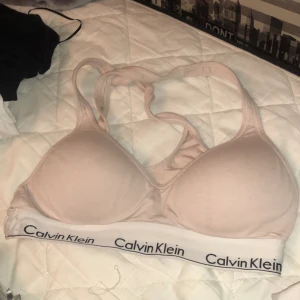 S - Calvin Klein bh storlek S passar A-B i bh och knappt använd passar tyvärr inte mig längre tycker den e jättefin men som sagt passar inte. Kom privat för fler bilder köpt för 400 säljer för 250 är som ny kan gå ner i pris vid snabb affär 