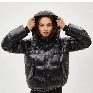 Glansig snygg puffer jacka - Tänke kolla intresset på denna as snygga glansiga jacka😁 Den är i jättefint skick och endast använd ett fåtal gånger (luvan går att ta av och på)! Fler bilder kan skickas, hör av er för mer information!🤩