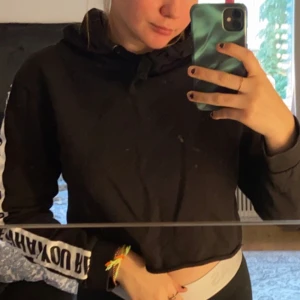 Madlady hoodie - Svart hoodie med vit text på armen, säljer för jag aldrig använder den. Köpt för 399