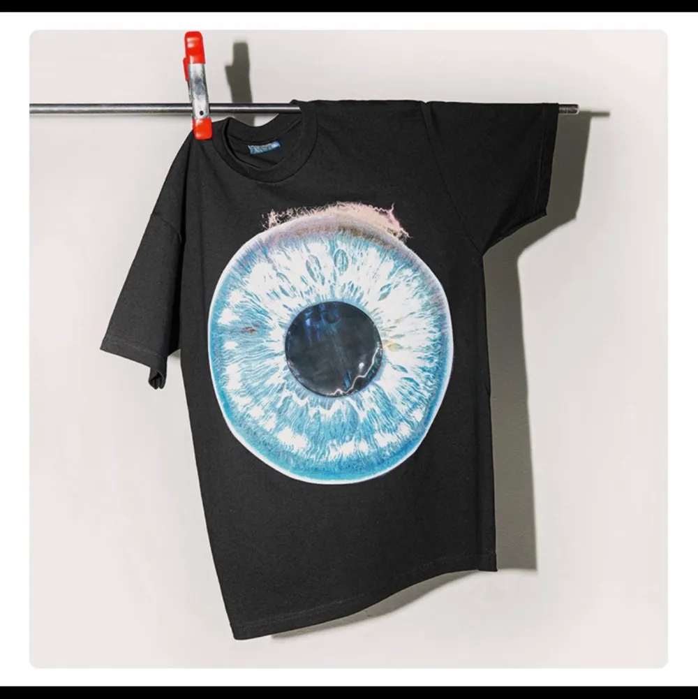 T-shirt från menace Modell: All seeing eye lenticular patch T-shirt. Storlek: medium (M) Helt ny oanvänd. Köpt för 860kr Slutsåld.. T-shirts.