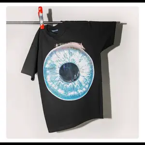 T-shirt från menace Modell: All seeing eye lenticular patch T-shirt. Storlek: medium (M) Helt ny oanvänd. Köpt för 860kr Slutsåld.