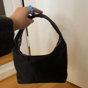 Väska från Weekday - Västa från Weekday! Ny skick! Köparen står för frakten!