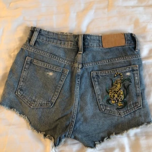 Jeansshorts - Jeansshorts från H&M med cool detalj på fickan.