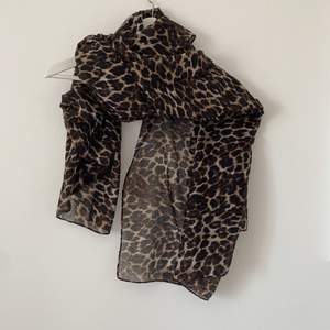 Cool, tunn, leopardmönstrad sjal! Bra skick. Hör av dig vid frågor eller om exakta mått!😃Köparen står för frakten!